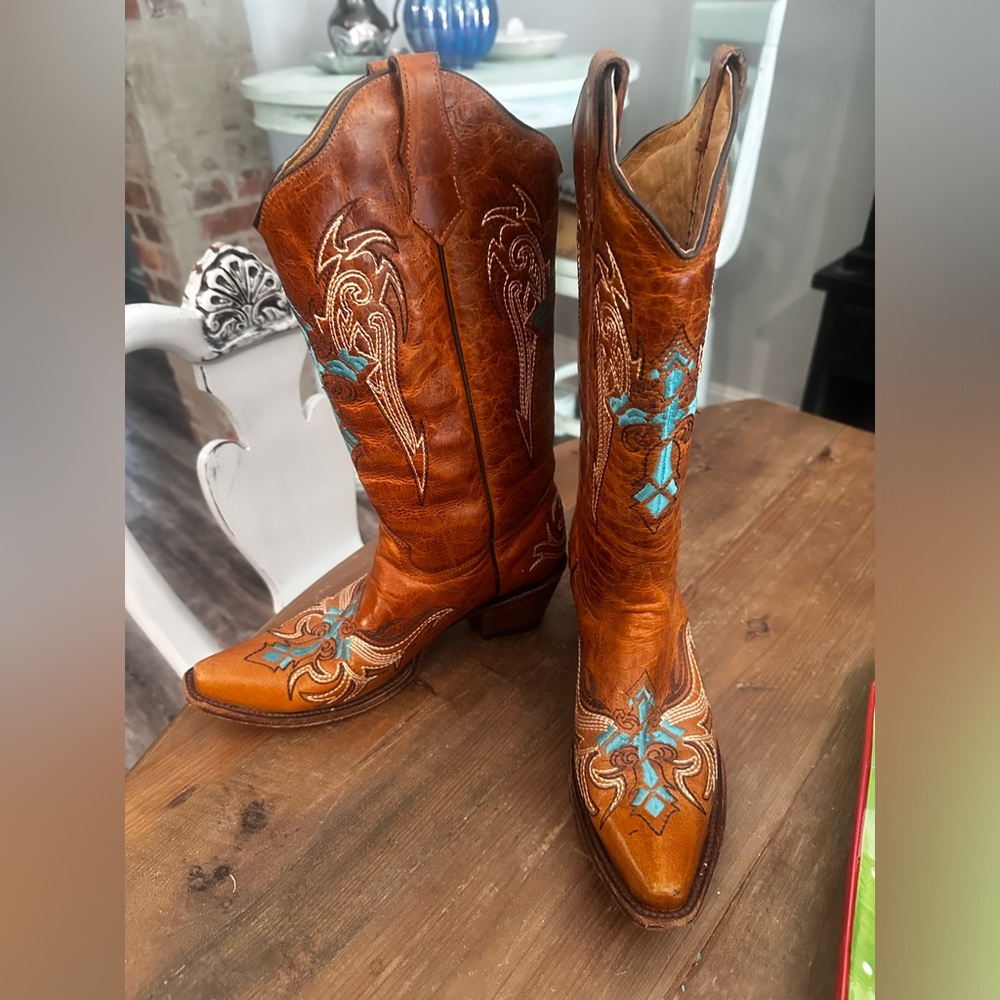 Turquoise Cross Circle G -Tan w/ Blue Stitching- barely worn at all